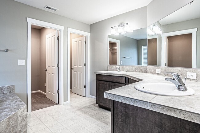 Building Photo - Beautiful 4 bedroom, 2.5 bath home in Rain...