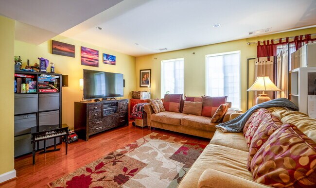 Building Photo - Charming Townhome with Unbeatable Amenities