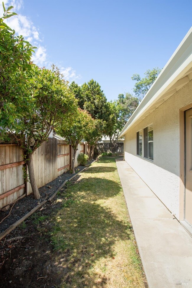 Building Photo - 767 Raven Dr