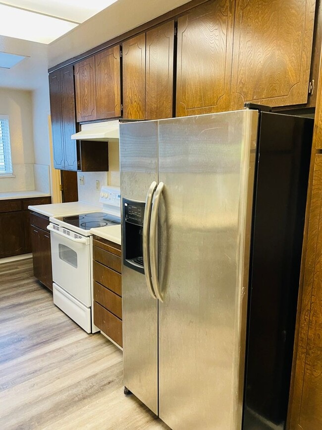 Building Photo - 3 bed /2 bath home in East Sac