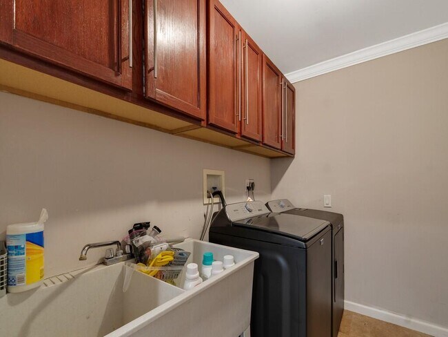 Building Photo - 527 E Causeway Blvd