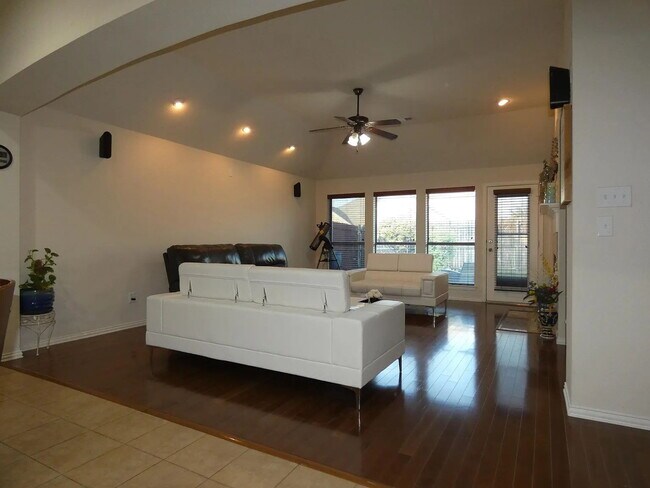 Building Photo - Spacious 2-story near Heritage Trace