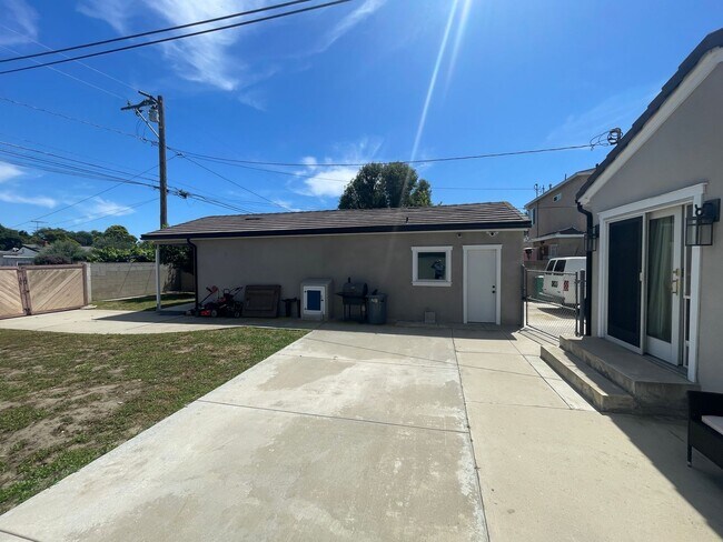 Building Photo - Super comfortable 2-bedroom, 2-bath home in Long Beach