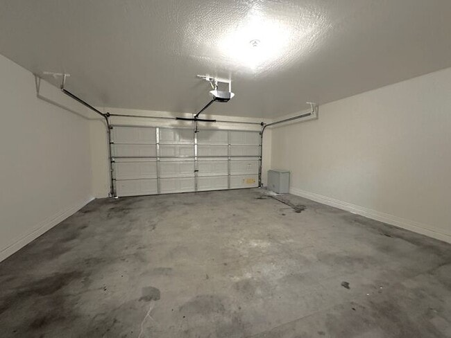 Building Photo - New Flooring! Single level 3 bed in Camelback Ranch!