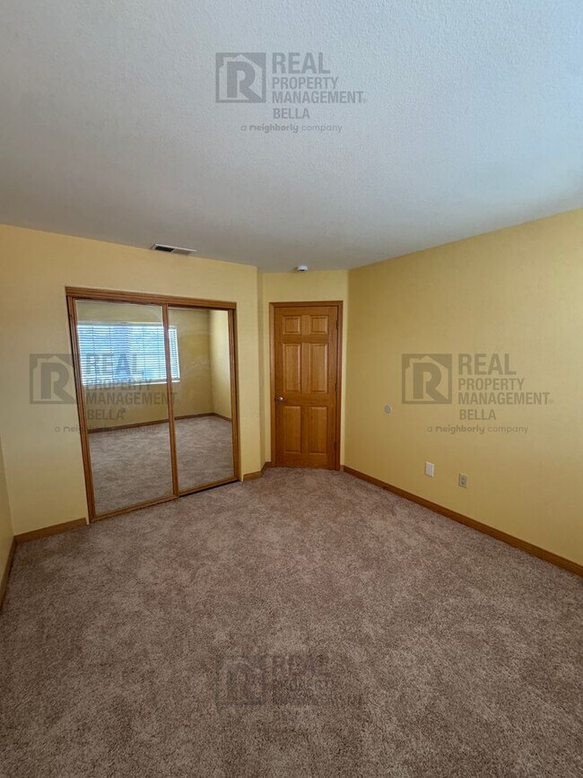 Building Photo - Waterfront Living in Canyon Lake!