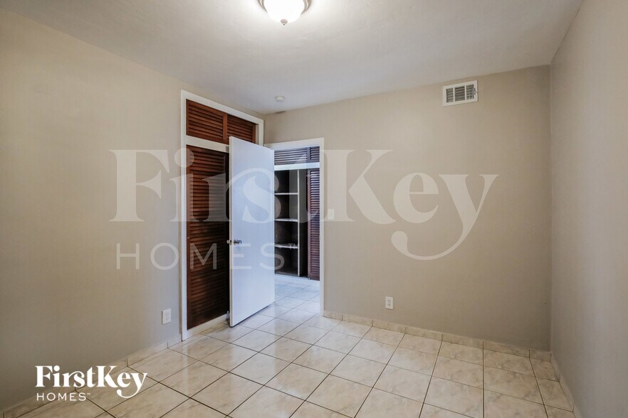 Building Photo - 621 SW 69th Terrace
