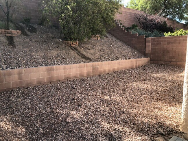 Building Photo - 4 Bedroom In South Green Valley Area!!!