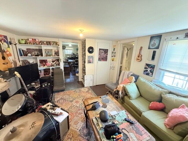 Building Photo - Free-Standing One Bedroom in Normaltown