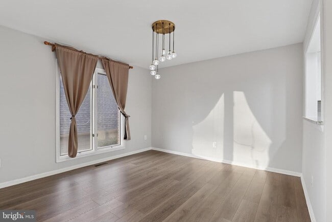 Building Photo - 4043 Lake Glen Rd