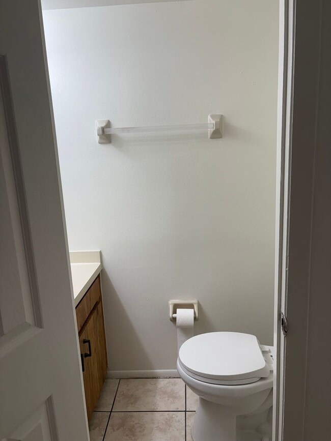 Building Photo - Townhome in Chelsea Square