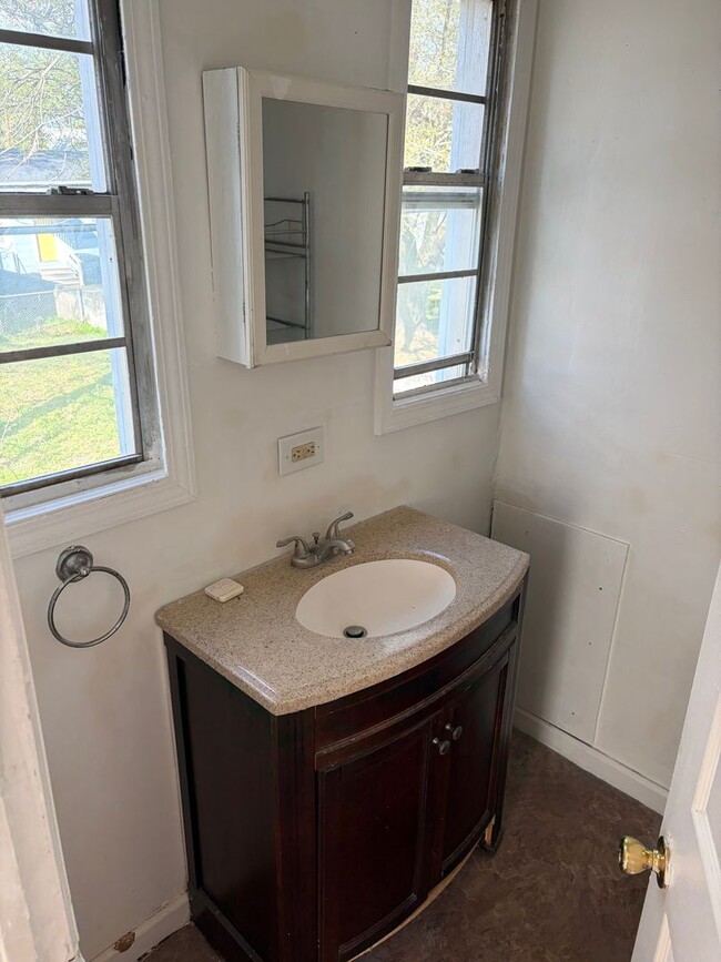 Building Photo - Cute Two Bedroom Apartment in Highland