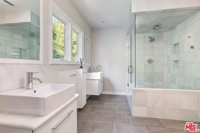 Building Photo - 1154 N Wetherly Dr