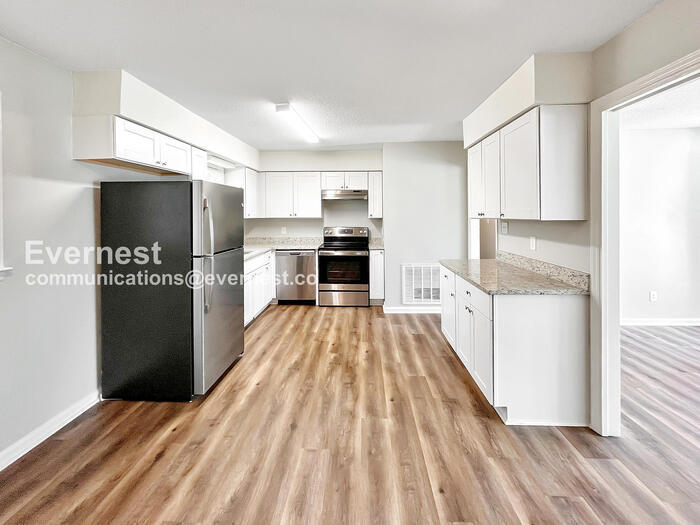 Building Photo - 425 Shallowood Ln