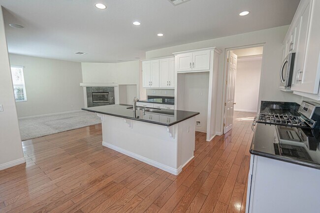 Building Photo - COMING SOON! 3 Bedroom Home for Rent in Santa Clarita!