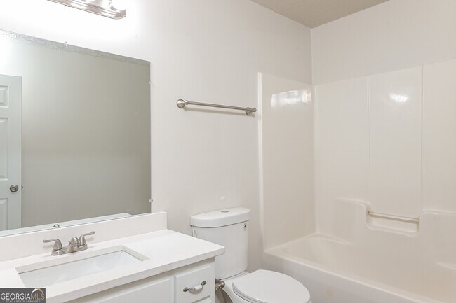 Building Photo - 1599 Queen Elizabeth Dr