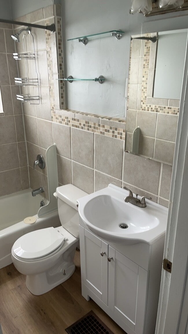 Building Photo - 1561 Sacramento Ave