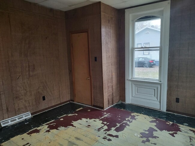 Building Photo - 1618 W Kettelle St