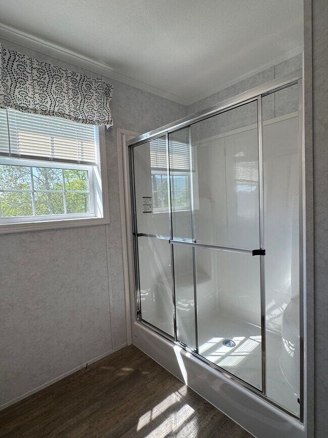 Building Photo - 465-4 Royal Manor Rd-
