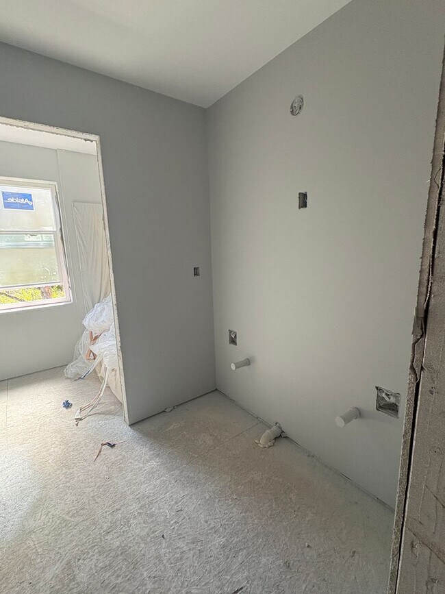 Building Photo - Brand New - Big 5 bedroom House
