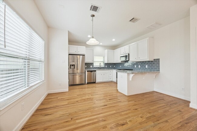 Building Photo - 701 E 40th St