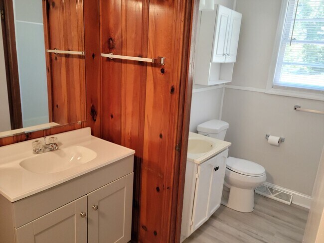 Building Photo - Charming 3-Bedroom, 1 Bathroom Ranch ***$2...