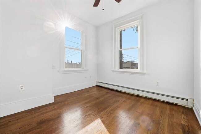 Building Photo - 76 Bowers St