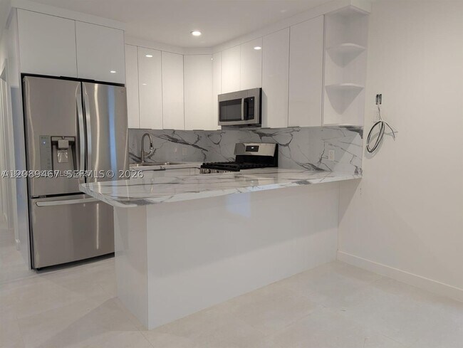 Building Photo - 911 Sharar Ave