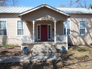 Building Photo - 824 W Mill St