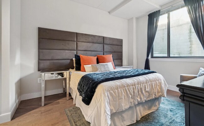 Building Photo - Modern and Stunning 1 Bedroom, 1 Bath + Den Condo in the popular Lexicon – Available Now!