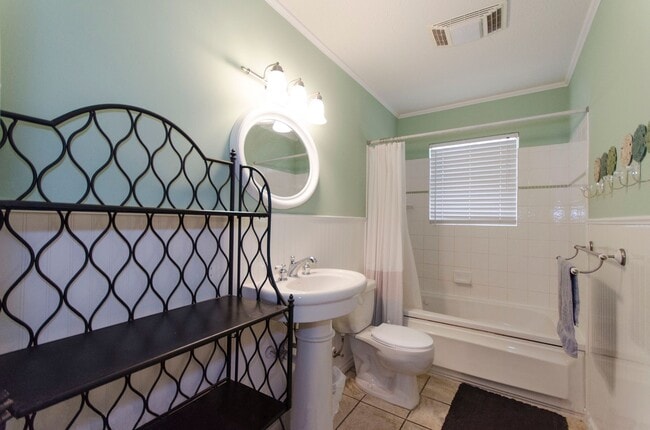 Building Photo - Super cute 3 bedroom, 2 bath home in the s...