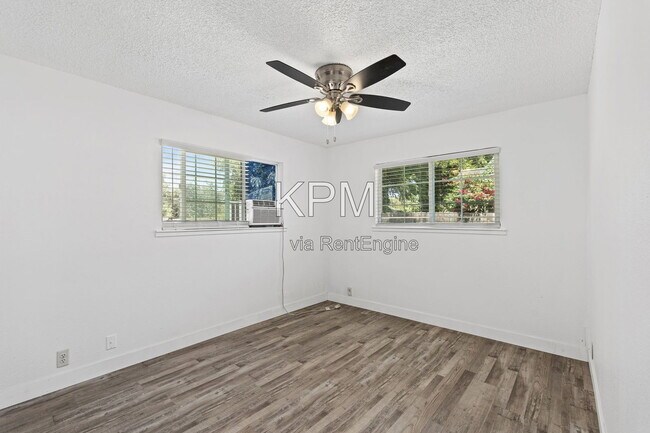 Building Photo - 527 N Lillian Ave