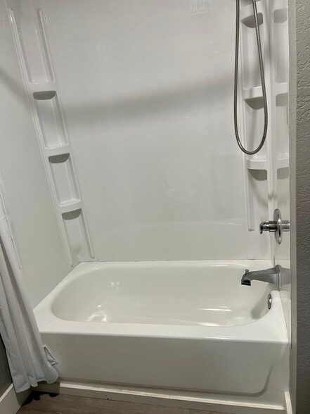 Building Photo - 406 N Lincoln St