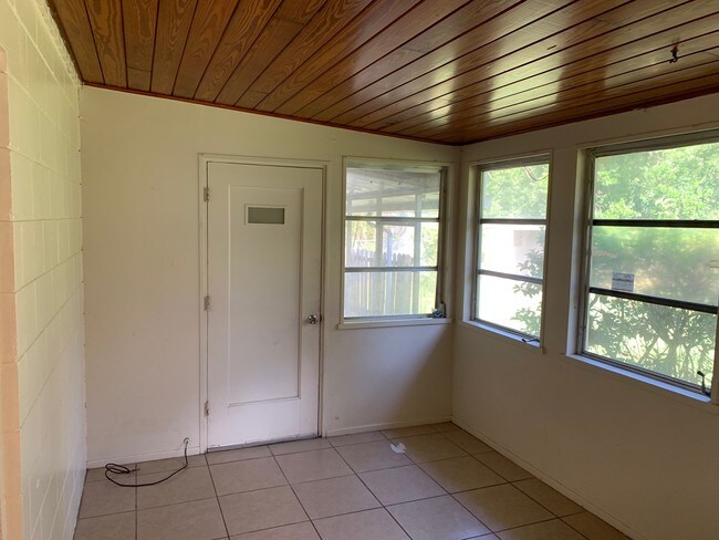 Bonus room - 127 W Palmetto Ave