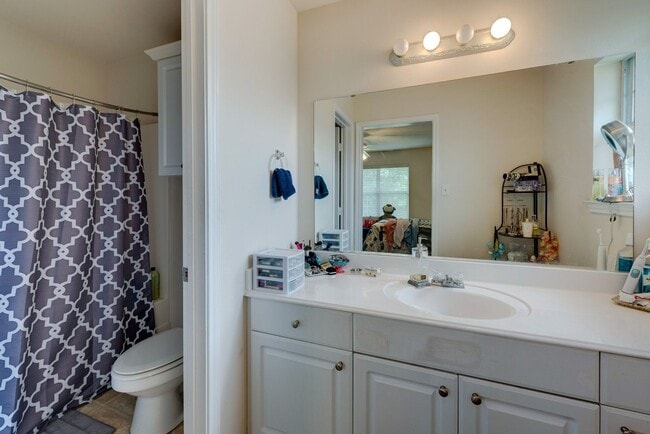 Building Photo - AUGUST PRE-LEASE!  Beautiful 3 Bed, 3.5 Ba...