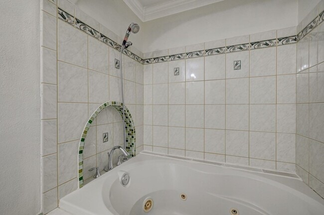 Building Photo - Beautiful single-story custom home featuri...