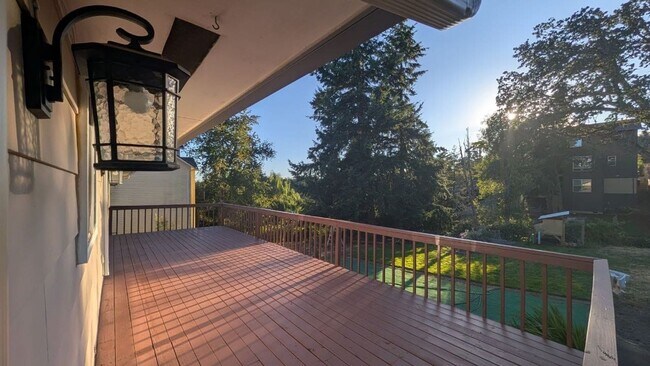Building Photo - Beautiful 6 Bedroom Home in West Linn's Sunset Neighborhood with Huge Daylight Basement, Large Pr...