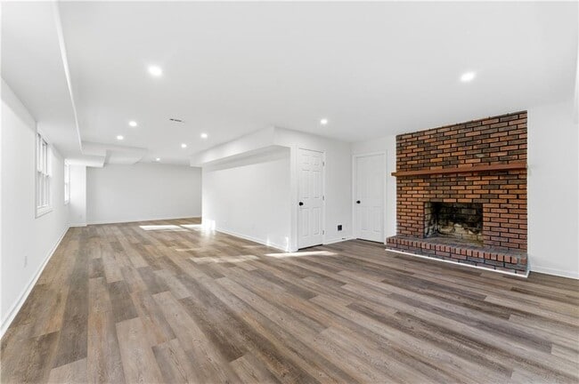 Building Photo - 1715 Crestline Dr NE