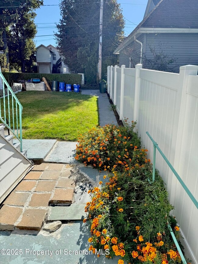 Building Photo - 1012 N Webster Ave