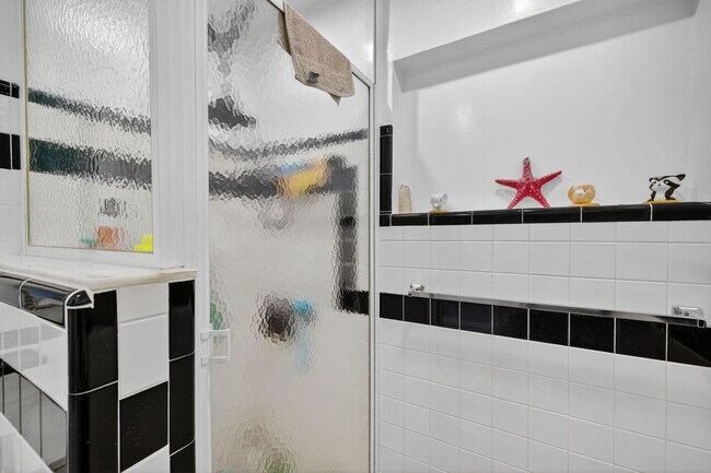 Building Photo - 1570 NE 30th Pl