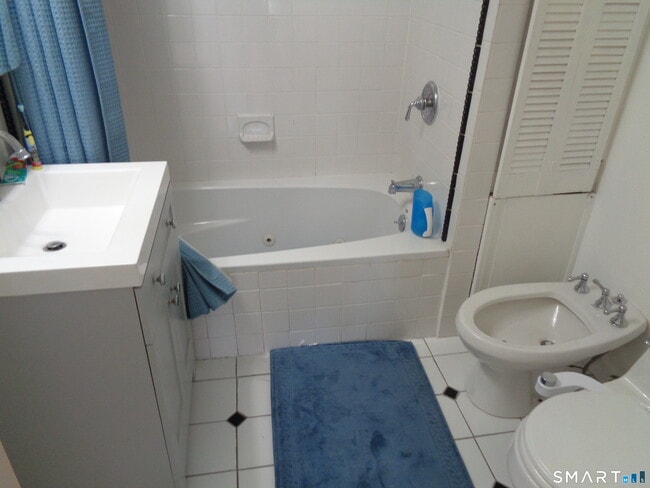 Building Photo - 77 Linden Ave