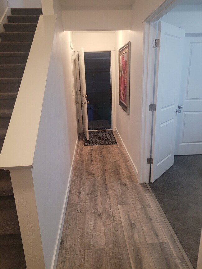 Building Photo - "Spacious 4-Bed Townhouse with Scenic View...