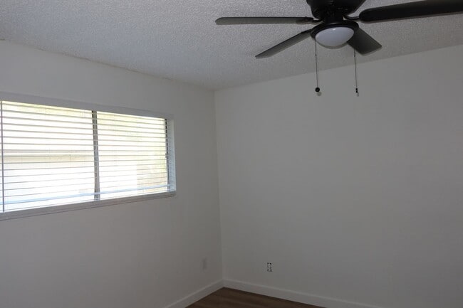 Building Photo - Aberdeen Duplex - 2Bd/2Ba - Remodeled - W/D - Fireplace - Garage - Fenced Patio - $1600