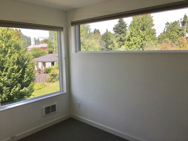 Building Photo - Stunning Town Home with Views of the Sound!