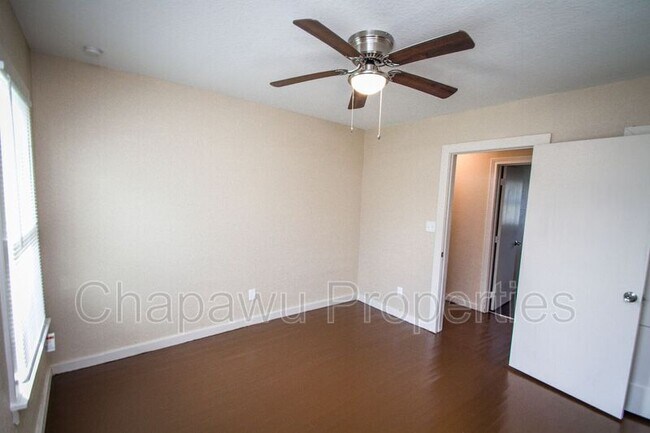 Building Photo - 936 Poinsettia St