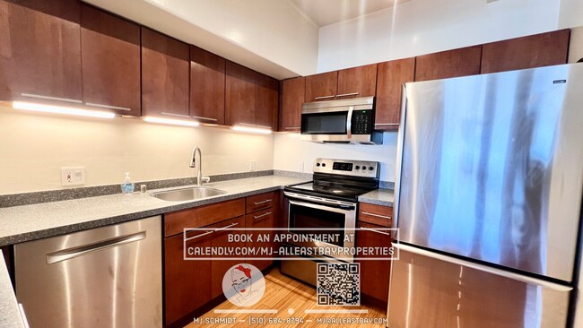 Building Photo - Contemporary condo on the 10th floor inclu...