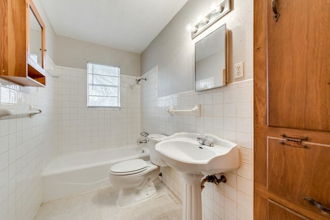 Building Photo - 223 E Kingsbridge Dr