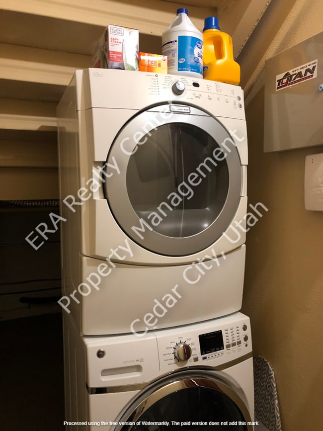 Building Photo - Large 2 bed / 1 bath Condo on North End of Town