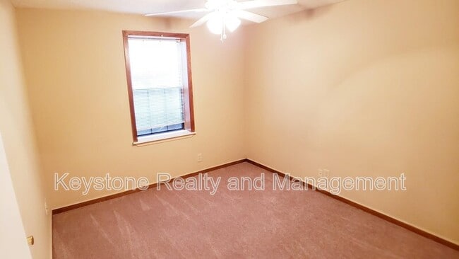 Building Photo - 706 Peachers Dr