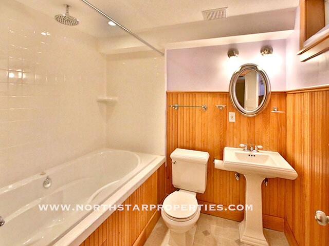 Building Photo - Great Lake Oswego Home Walking Distance to Everything