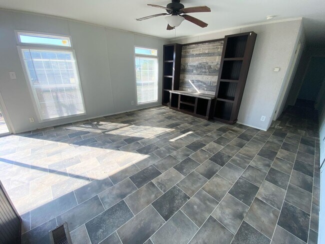 Building Photo - Spacious 3 Bedroom Mobile Home for Rent in...